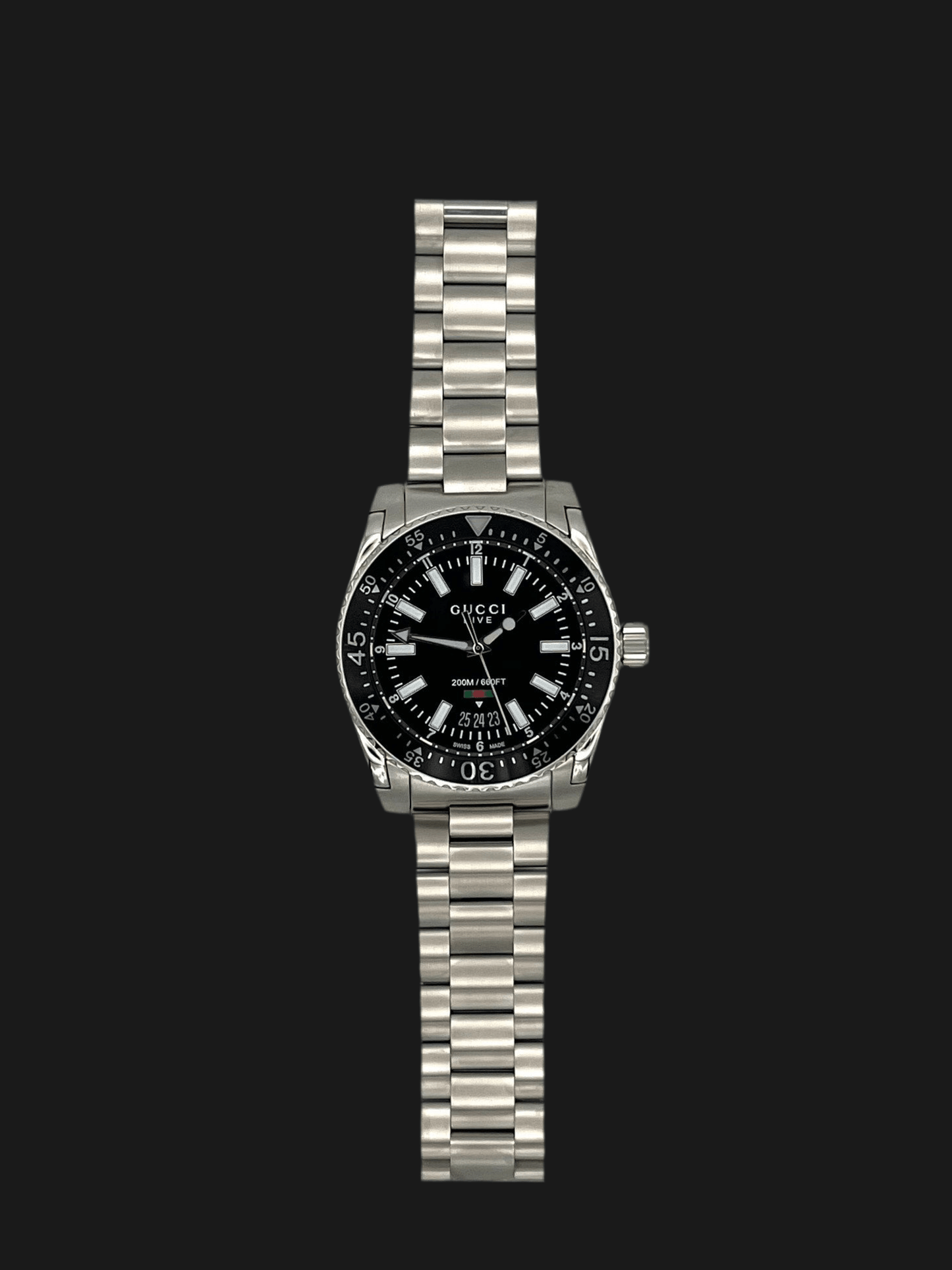 Gucci Dive YA136301A men’s 40mm stainless steel watch with black dial, date at 6, sapphire crystal, Swiss quartz movement, 200m water resistant