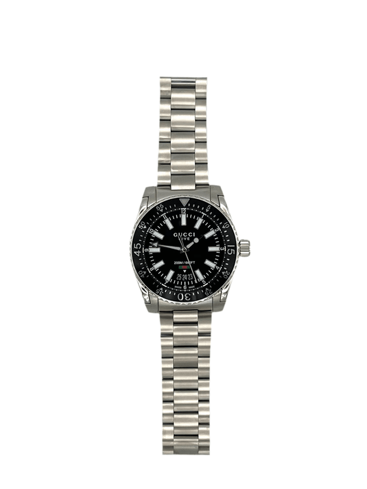 Gucci Dive YA136301A men’s 40mm stainless steel watch with black dial, date at 6, sapphire crystal, Swiss quartz movement, 200m water resistant