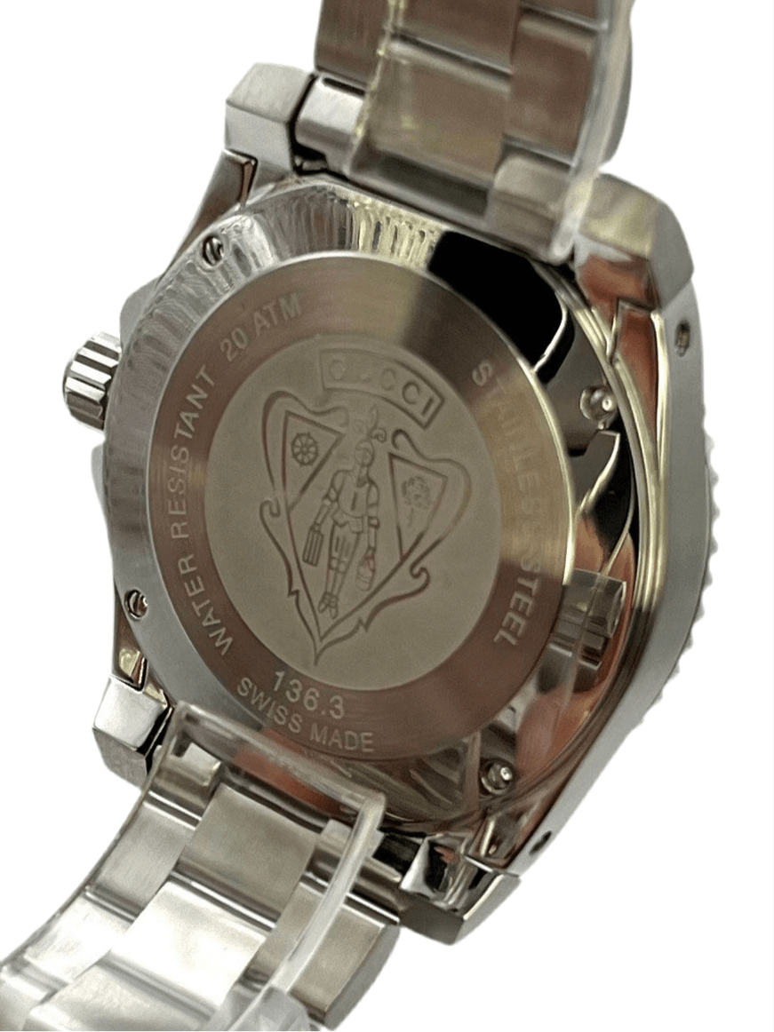 Gucci Dive YA136301A men’s 40mm stainless steel watch with black dial, date at 6, sapphire crystal, Swiss quartz movement, 200m water resistant