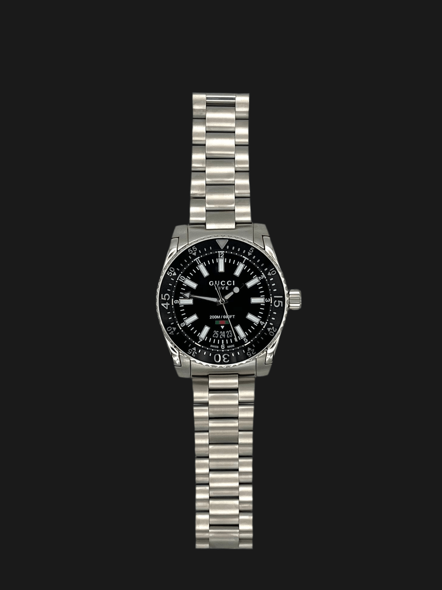 Gucci Dive YA136301A men’s 40mm stainless steel watch with black dial, date at 6, sapphire crystal, Swiss quartz movement, 200m water resistant